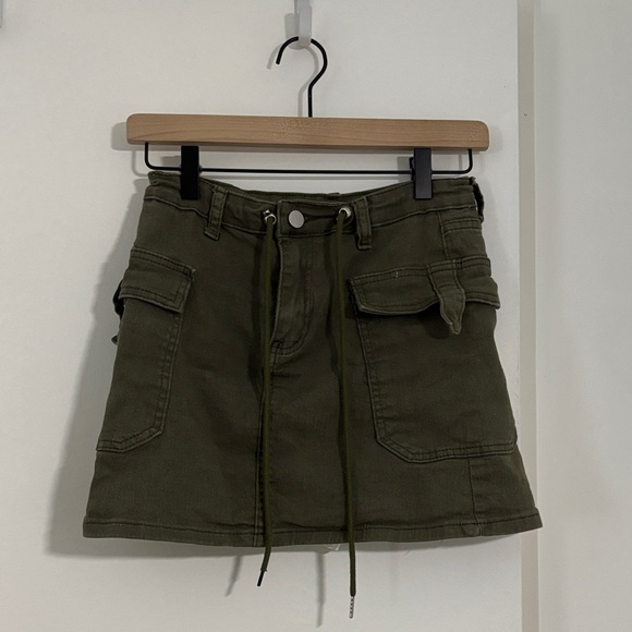 Olive Green Cargo Mini-skirt - Picture 1 of 2